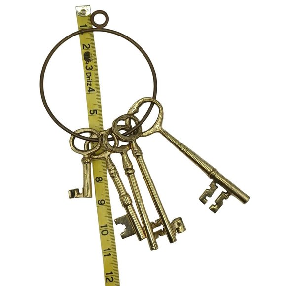 Vintage Brass Skeleton Keys on Jailers Ring 5 Large Metal Decorative Set Home De - Picture 2 of 5